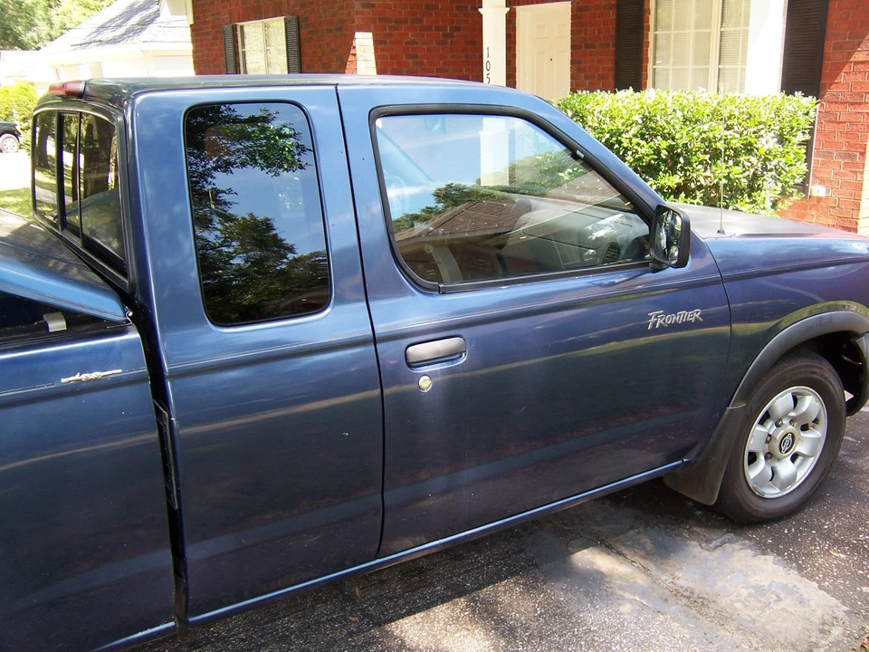 2000 Nissan Frontier KING CAB XE - Image 4 of 4