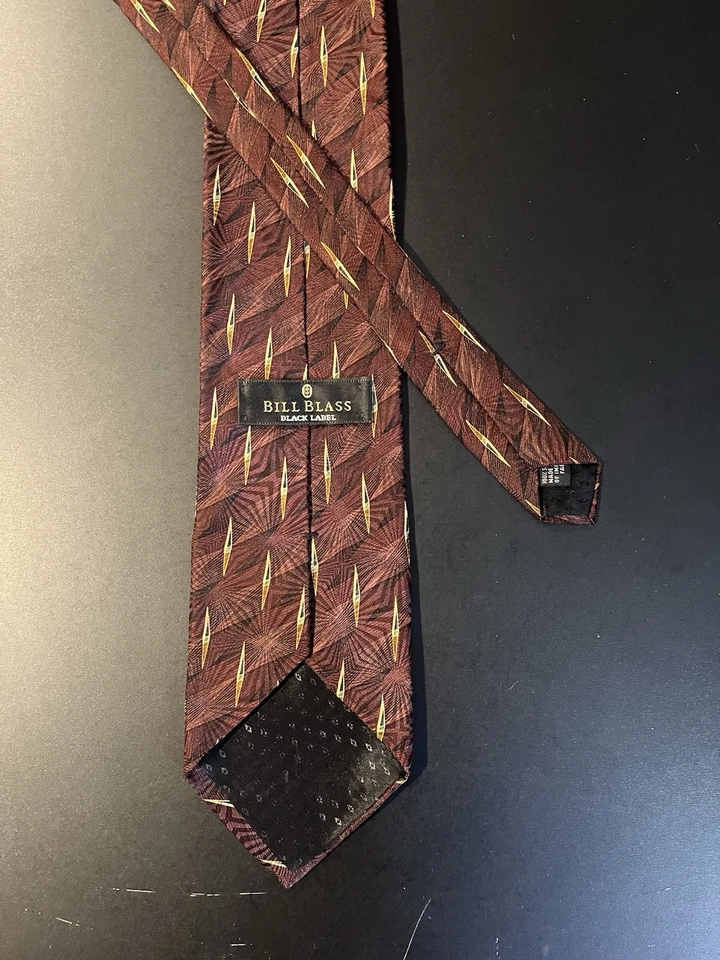 Corbata Bill Blade etiqueta negra 100 % seda hecha en EE. UU. roja geométrica usada en excelente estado Foto 4 de 4