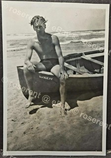 WW2 RAF Airman Roger & Boat Wren at Alexandria beach 1944 photo 8 by 5.5cm