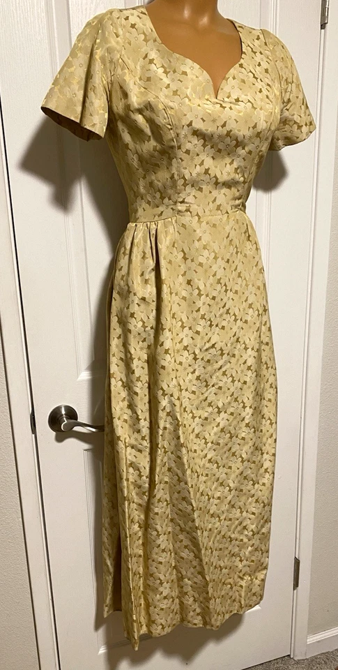 MAXI VESTIDO VINTAGE AÑOS 60 DORADO BROCADO FLORAL CON ESCOTE CORAZÓN TALLA M Foto 3 de 4