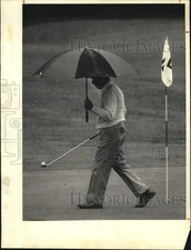 1988 Press Photo Donald Shearer golfing at Battle Island Street Park, Oswego