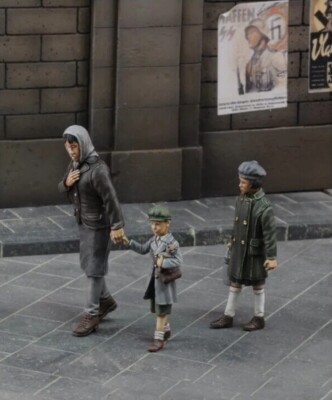 1/35 Resin Figure Model Kit Mom And Her Two Children Unassembled Unpainted