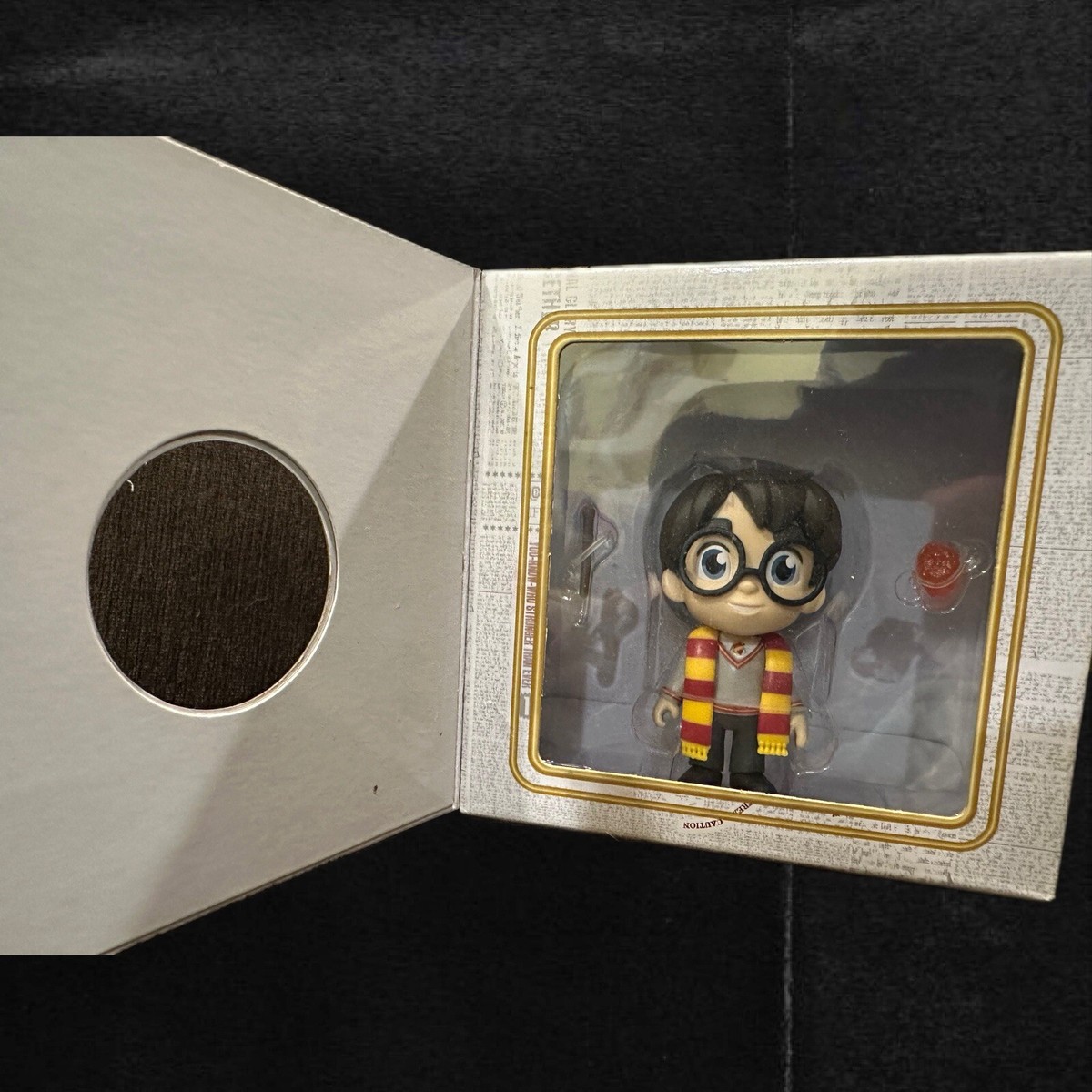 Funko Harry Potter Five Star Figur – 8 Cm Hoch, Mit Gryffindor-Schal, Zauberstab & Stein Des Weibsinns