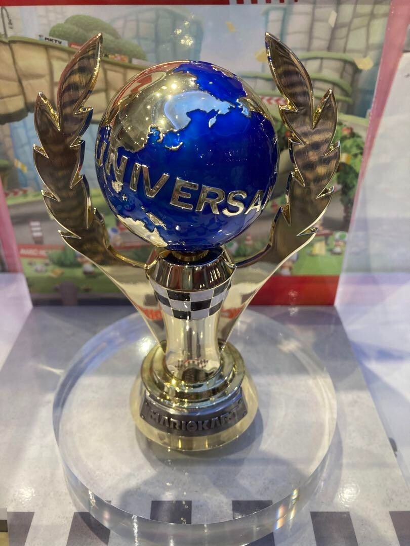 USJ Mario Super Nintendo World Mario Kart Golden Cup Trophy NEW