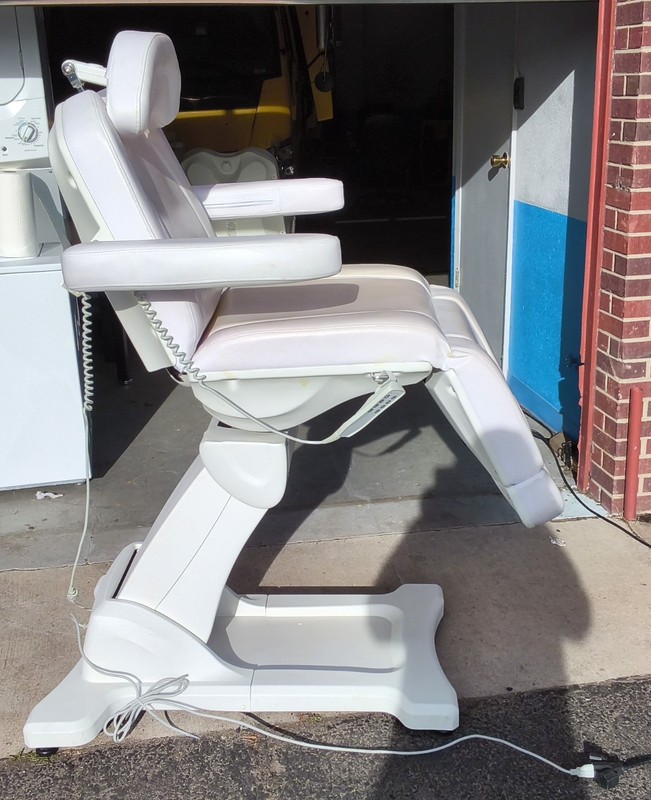 Paragon Monarch Electric Treatment Table – Fully Operational - No Damage