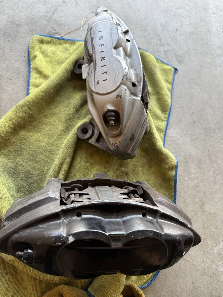 Pinzas delanteras Infiniti/Nissan 370Z Q50 M37 G37 Q60 Q70 Akebono 2007-2023  Foto 2 de 2