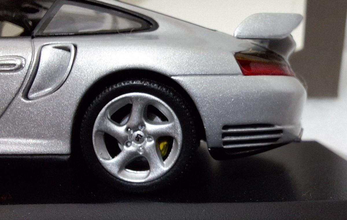 Porsche 911 996 GT2 2001 Silver 1:43 Minichamps WAP 020 073 11