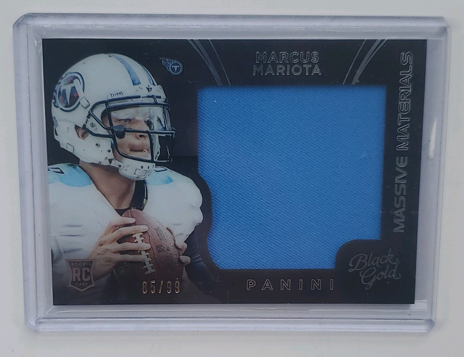 Marcus Mariota Panini Black Gold Sizeable Signatures Jersey #MM Base