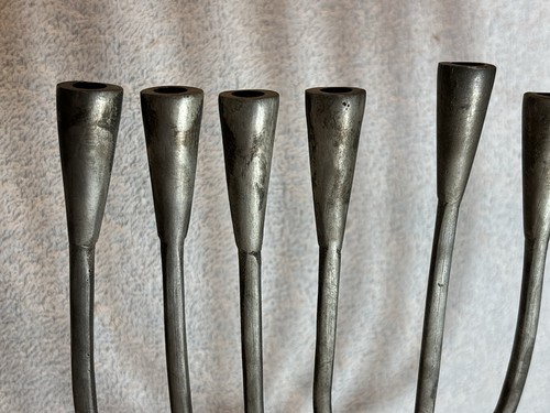 Bougeoir menorah vintage MCM en métal forgé main brutaliste Hanoukka 11" de haut - Photo 7/12