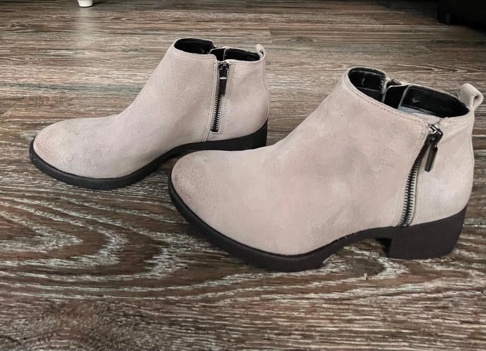 Botín al tobillo Kenneth Cole de gamuza con cremallera para mujer talla 8 crema Foto 3 de 4