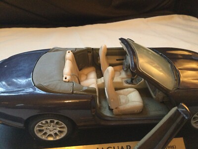 Maisto 1/18 Scale Diecast - Jaguar XKR 1998 Convertible Metallic