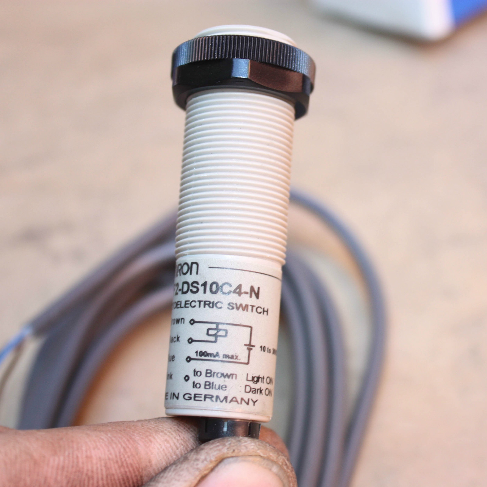 OMRON E3F2 Photoelectric SWITCH E3F2-DS10C4-N 2M 10-30 VDC | eBay