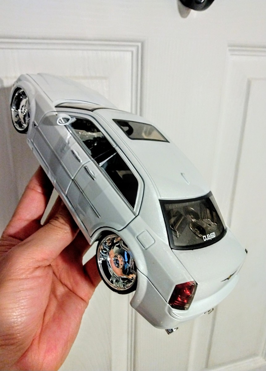 Jada Toy Dub City Kustoms 1:24 Scale Chrysler 300c Model White