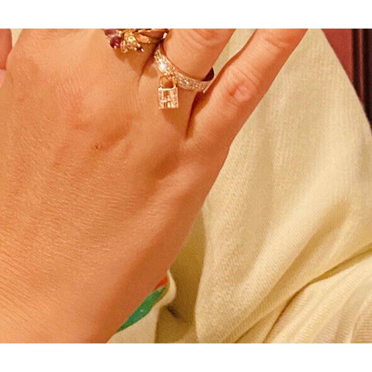 優雅な輝きを纏う HERMES Anello Kelly Clochette リング Kelly Clochette ring, small model | Hermès Australia