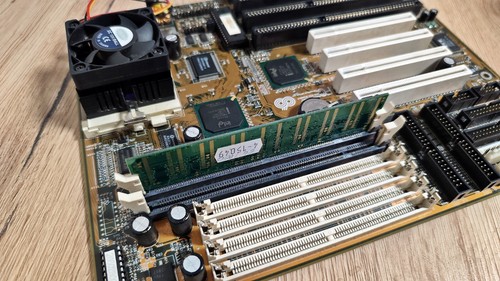 Chaintech 5TDM2 M101 Socket 7 Intel 430TX EDO/SDR Motherboard + Pentium 166 CPU - Picture 9 of 13
