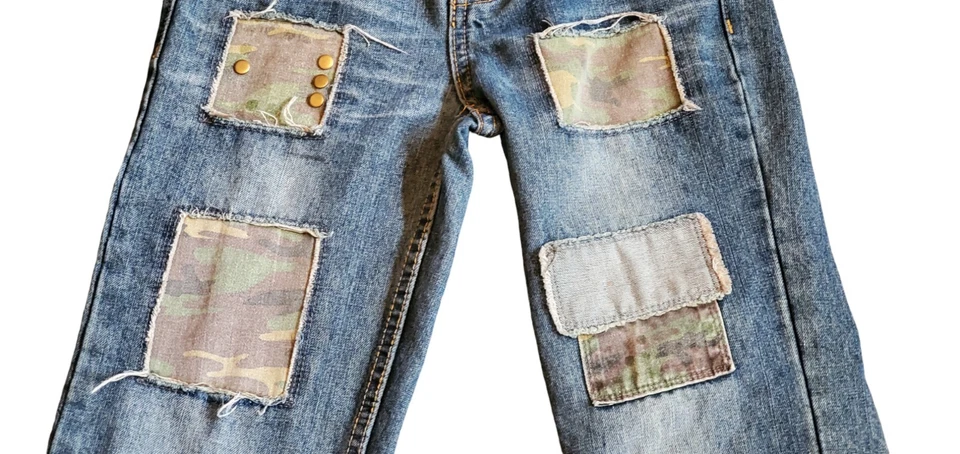 Pantalones de mezclilla Akademiks niñas talla 10 azul pierna recta camuflaje parche retazos desgastados Foto 3 de 4