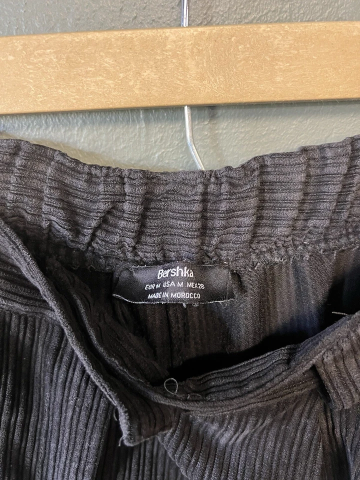 Pantalones chinos Bershka marrón pana para mujer talla mediana Foto 3 de 3