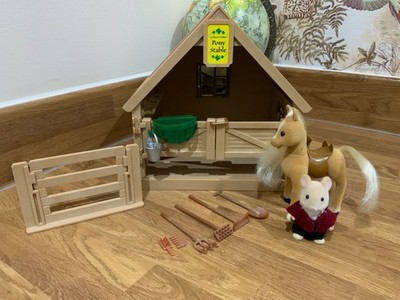 Sylvanian Families Calico schöner verpackter Stall mit Pony & Kirsty ex cond  