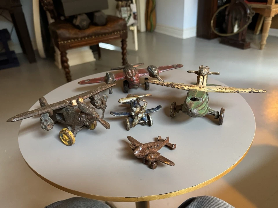 Juego de CINCO aviones hélice de juguete de hierro fundido vintage. Foto 2 de 4