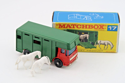 MATCHBOX SERIES 17 * AEC HORSEBOX * 2 HORSE FIGURES * 1:64 * OVP