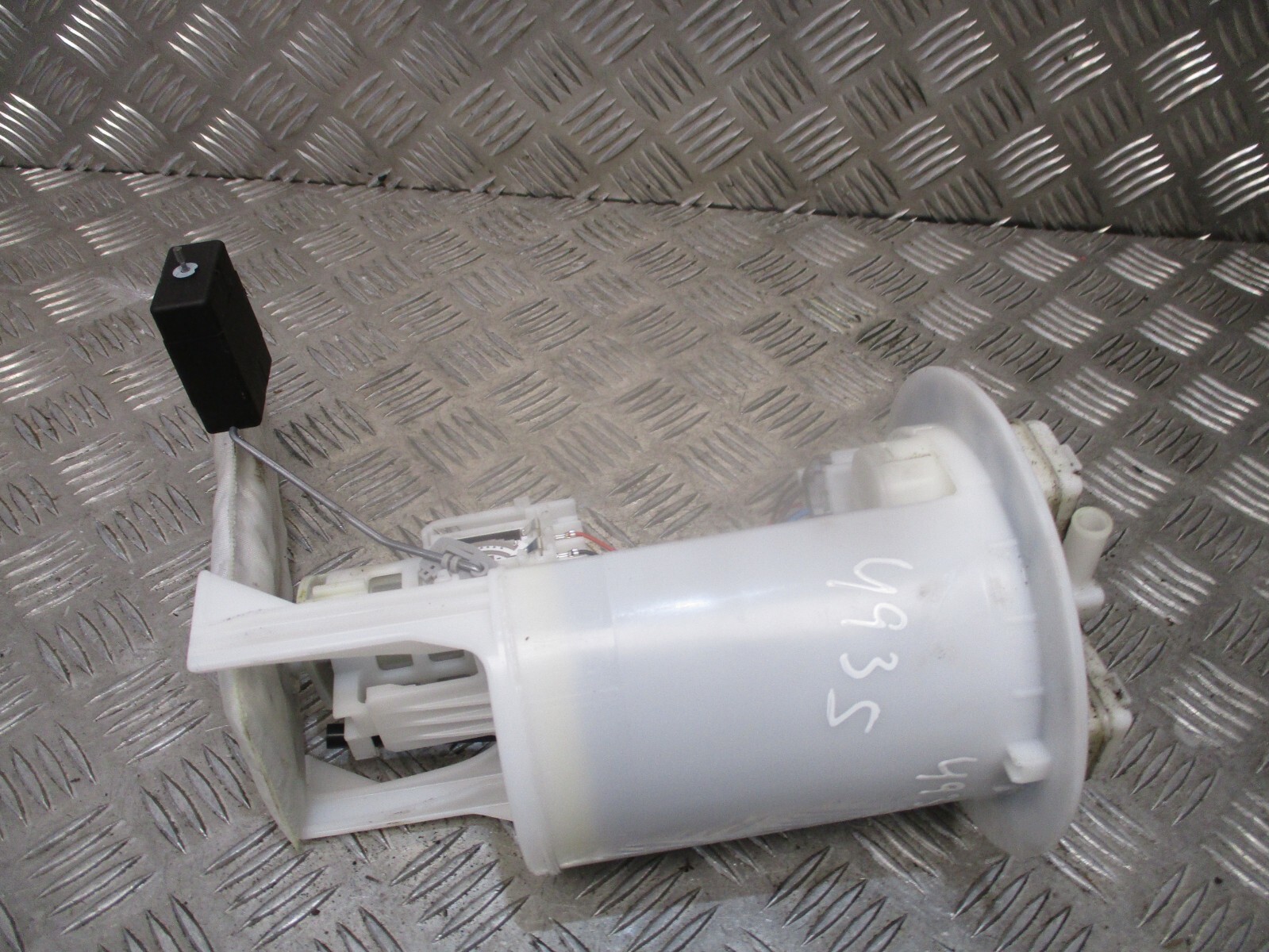 2016 GENUINE TOYOTA YARIS 1.3 PETROL IN TANK FUEL PUMP SENDER UNIT