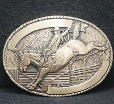 XF01107 VINTAGE 1970s COWBOY RIDING BUCKING HORSE WESTERN ART BELT BUCKLE