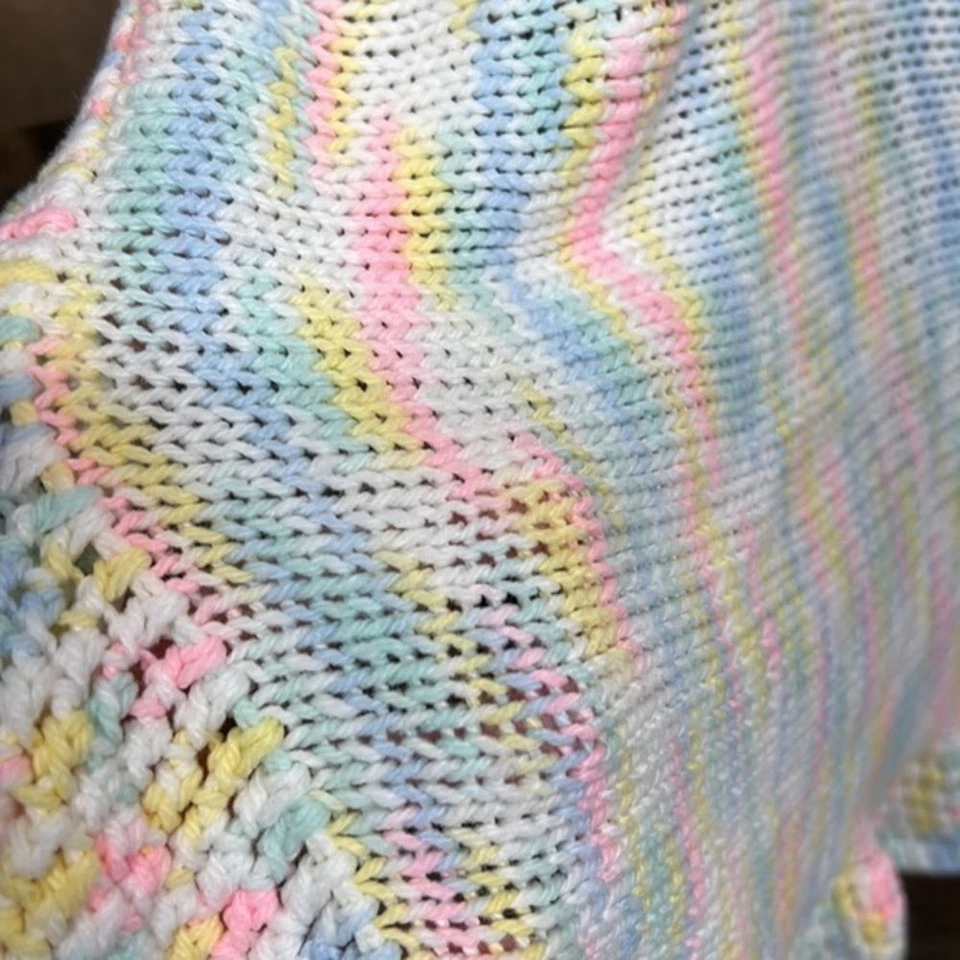 Manta de bebé hecha a mano con borde de volantes festoneados de ganchillo colores pastel Foto 2 de 4