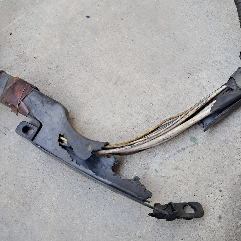 1987-1988 TOYOTA CAMRY M/T Engine Harness OEM 82111-32160 - Image 2 of 4