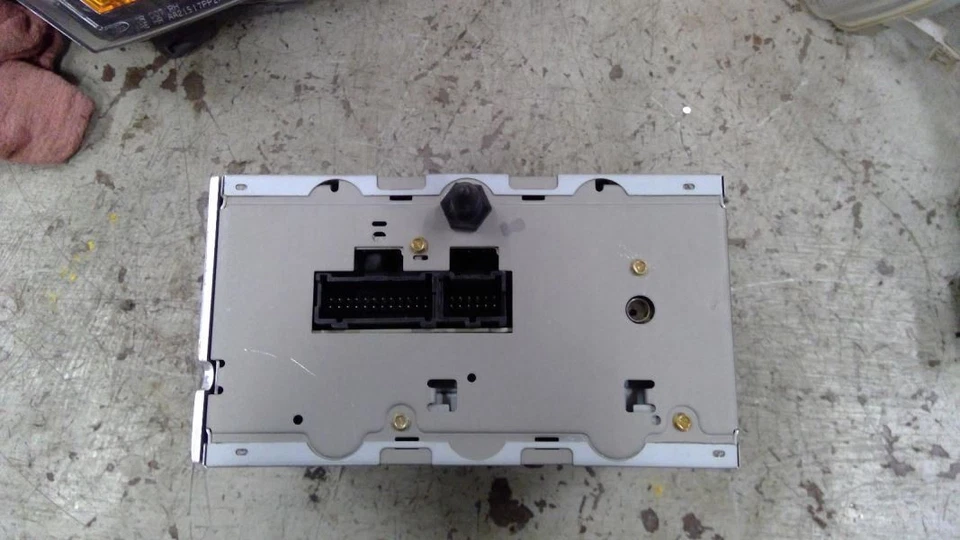 Audio Equipment Radio Opt U1P ID 10335224 Fits 01-04 AZTEK 609941 — 第 3/4 张图片