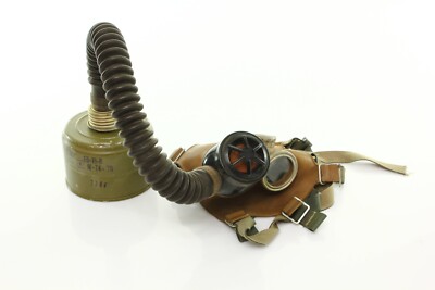 Child gas respirator mask (fuse 15'/38cm; filter 4,5'/11cm; goggle 2'/4,5cm)