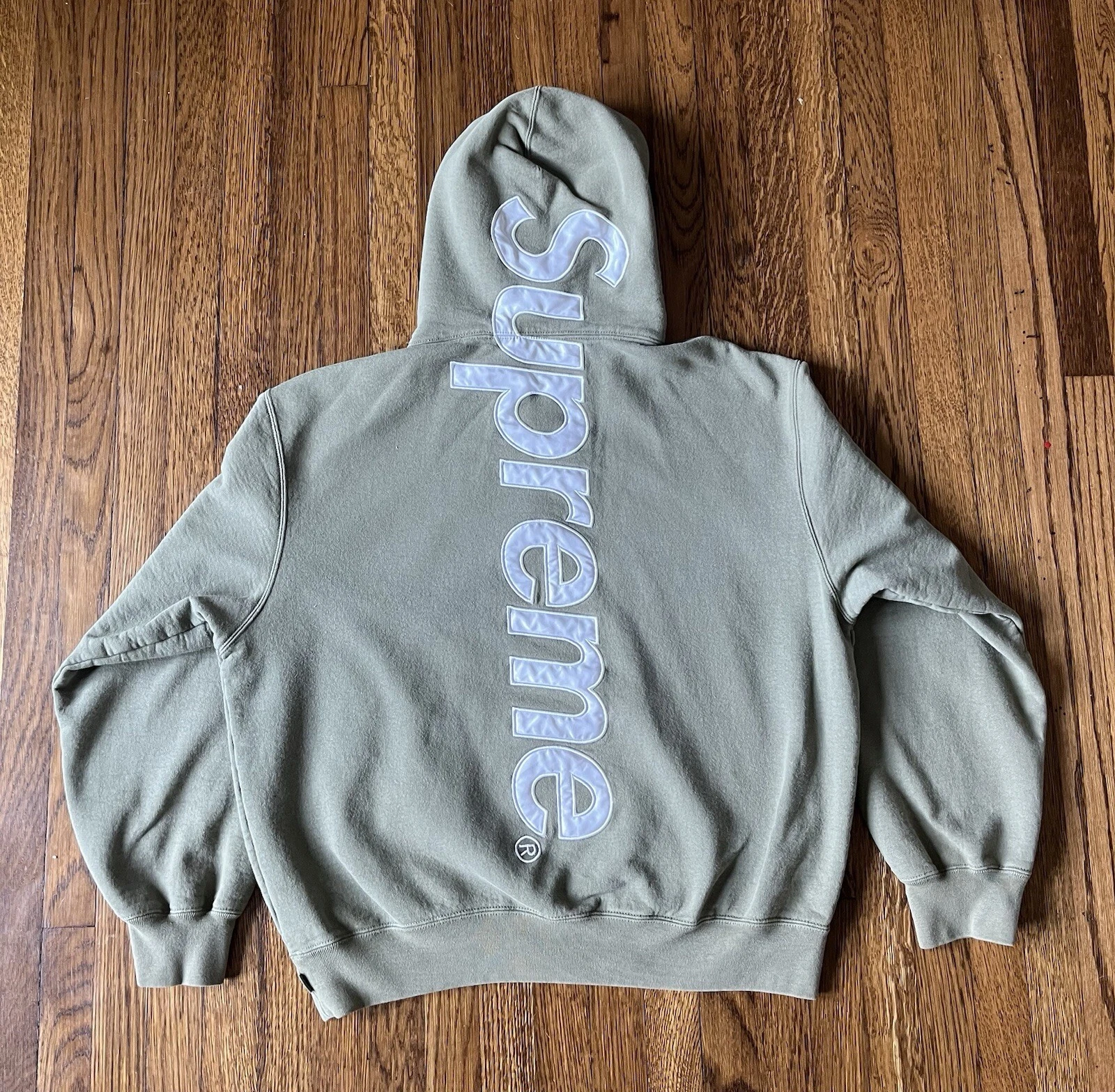 Sweat à capuche appliqué satin suprême (FW23) olive clair taille moyenne logo boîte