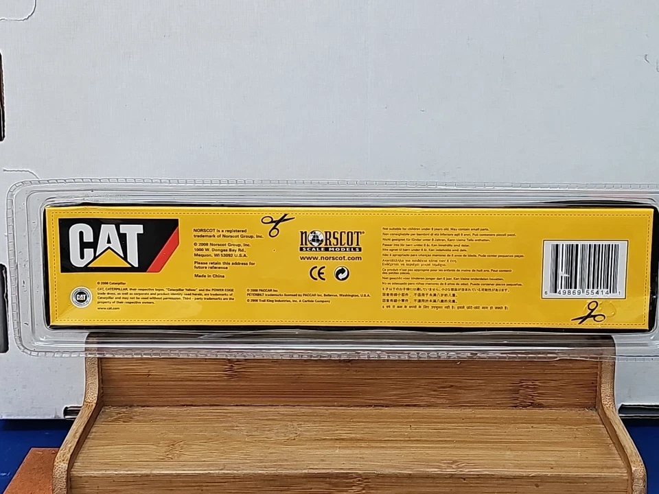 Norscot 55414 HO 1:87 Peterbilt 389 w/Trail King Lowboy Trailer/CAT 163H Grader - Image 4 of 4