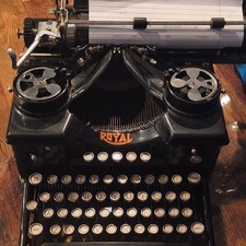 1947 Royal Manual Antique Collectible Typewriter Royal Typewriter Co. Inc. NY thumbnail