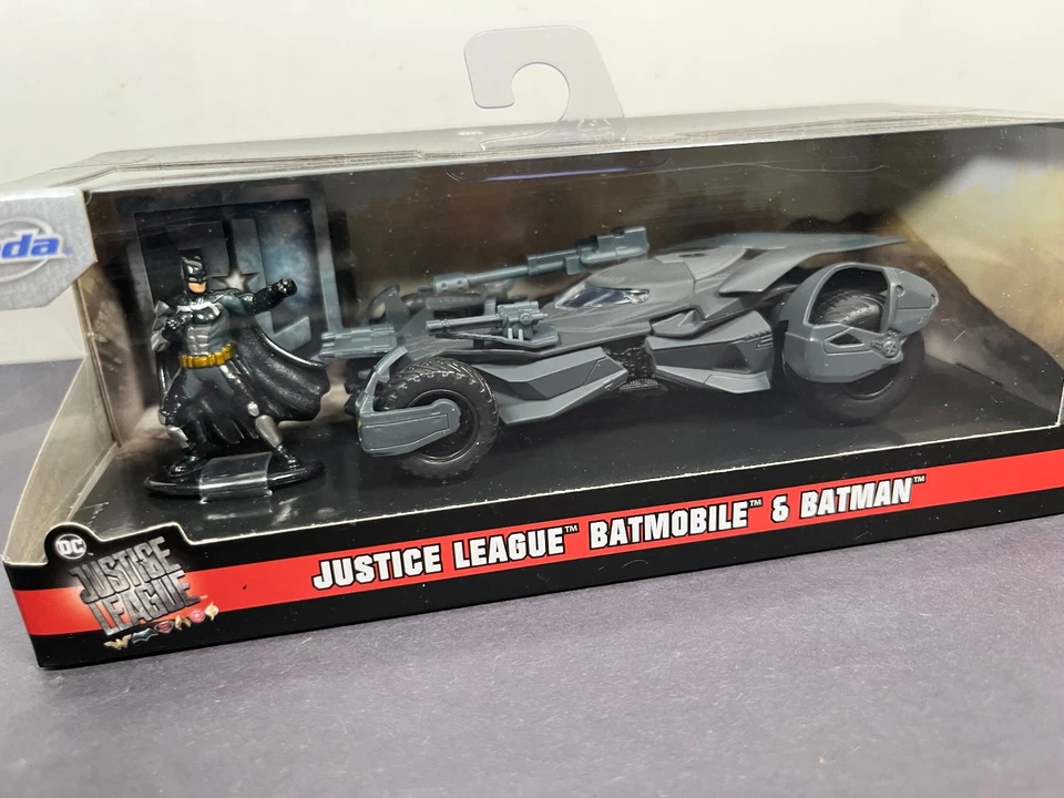 Jada JUSTICE LEAGUE BATMOBILE & BATMAN DC Comics 1:32 Die Cast Car Vehicle - Image 2 of 4