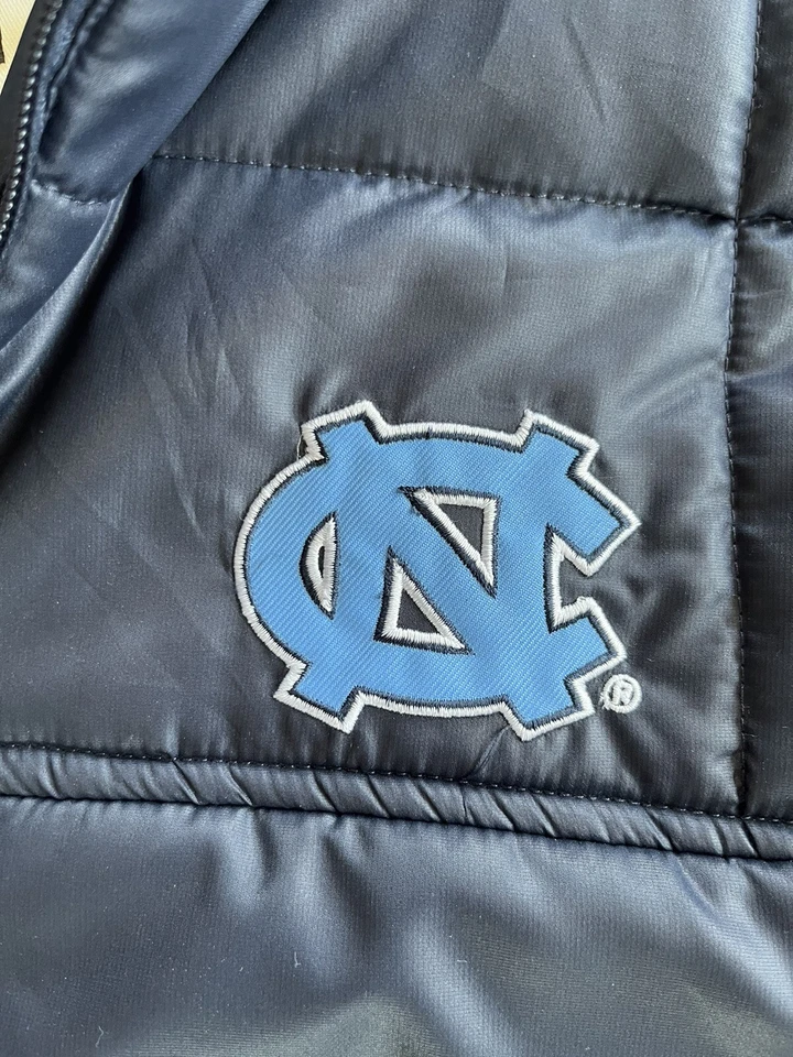 Carolina del Norte Tacones Alquitranados UNC Plumón Chaqueta Para Hombres 2XL Coliseo Dos Caras Foto 3 de 4
