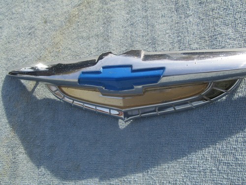 1950 CHEVROLET HOOD FRONT EMBLEM BOWTIE LOGO BADGE 3693312 - Picture 2 of 4