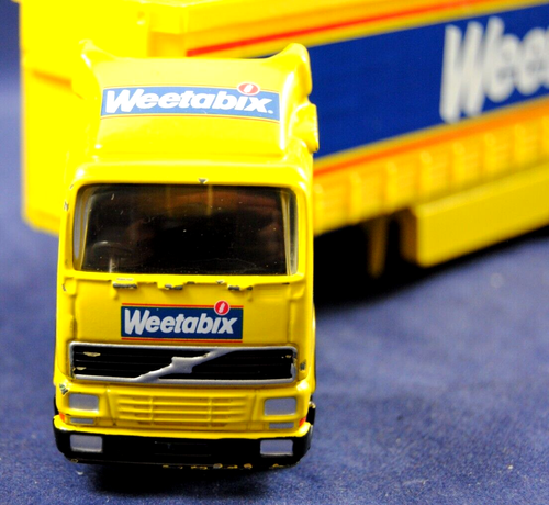 Corgi 59518 VOLVO Truck & Curtainside Trailer in The Classic WEETABIX Promotion - Picture 4 of 14