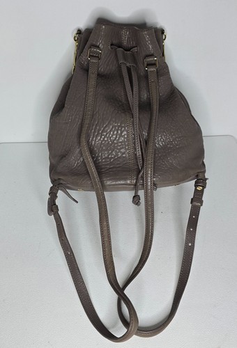 Bolso o Mochila Elizabeth And James Cynnie Bucket Cuero Taupe Piel de Cordero - Imagen 4 de 14
