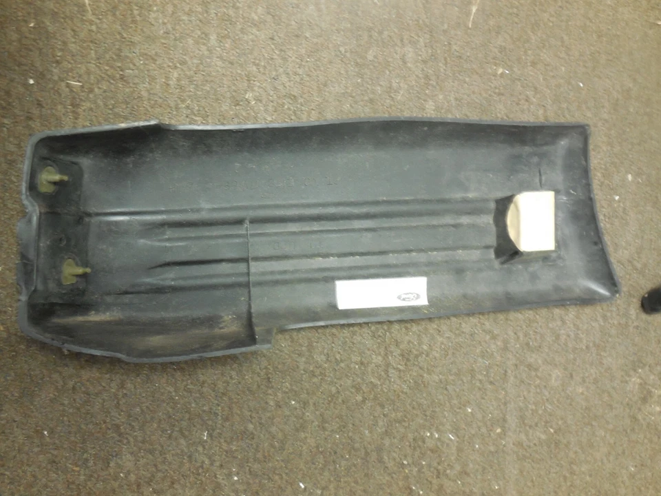 Extensión de parachoques trasero derecho Ford Escort 1983 nuevo de lote nuevo e3fy-17810-a Foto 2 de 4