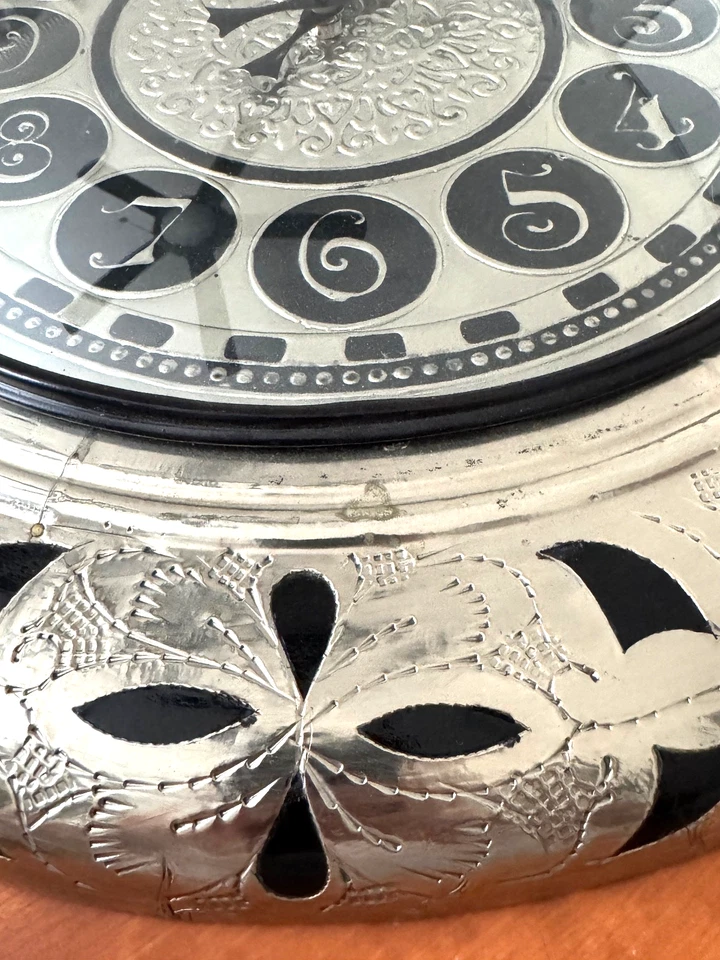 Reloj de Pared Artesanal Corte Metal Perseguido 17" Madera Étnica Tallada Usado en Excelente Condición Funciona Foto 4 de 4