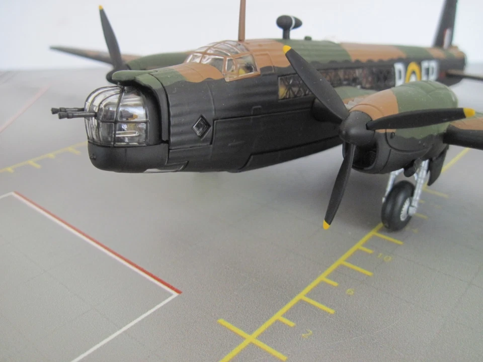 CORGI 1:72 Vickers Wellington Mk.II W5461 104 Squadron RAF Driffield AA34806 - Image 3 of 4