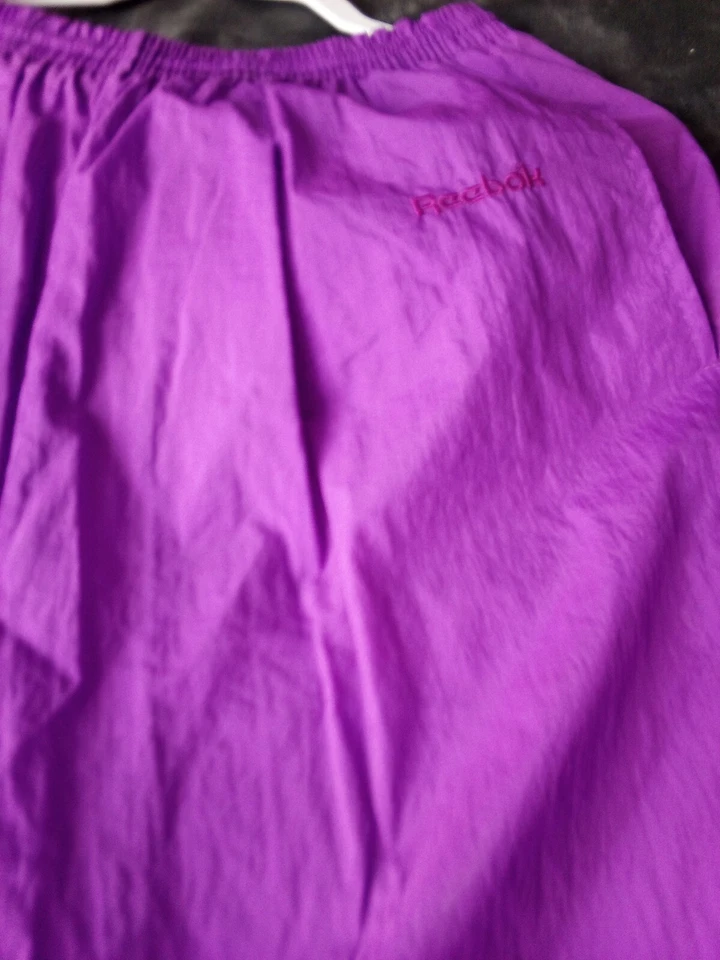 Calça jogger feminina Reebok corta-vento roxa nylon cordão sólida pequena - Imagem 3 de 4
