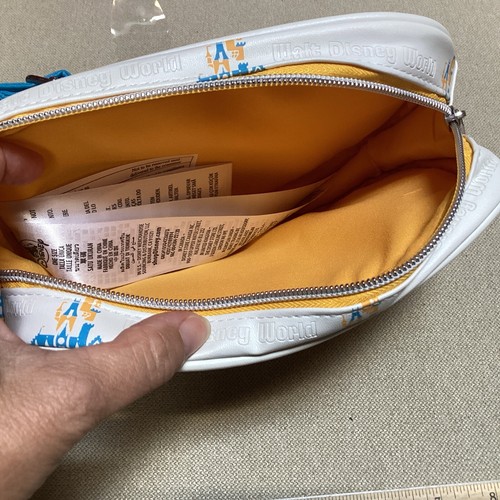 NUEVO BOLSO BANDOLERA RIÑONERA WALT DISNEY WORLD BLANCO/AZUL CON MONEDERO DE CAMBIO - Imagen 5 de 5