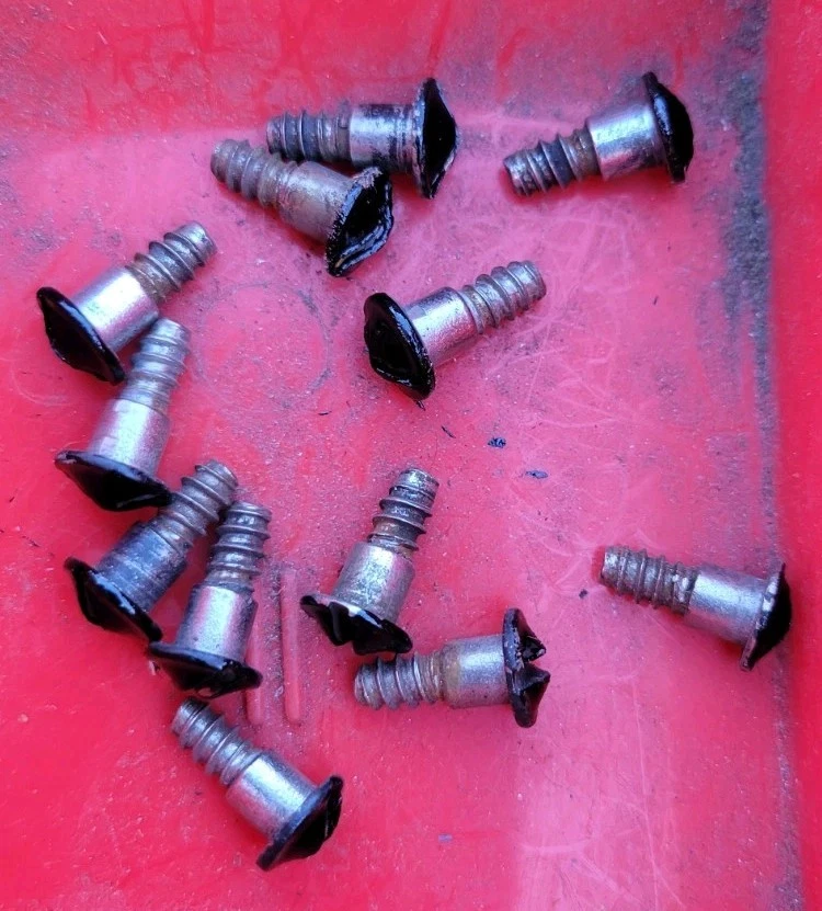 TAPAS CENTRALES FORD (4) NEGRAS PARA RANGER & BRONCO II 4X4 AÑOS 80 AÑOS 90 CON TORNILLOS Foto 3 de 3