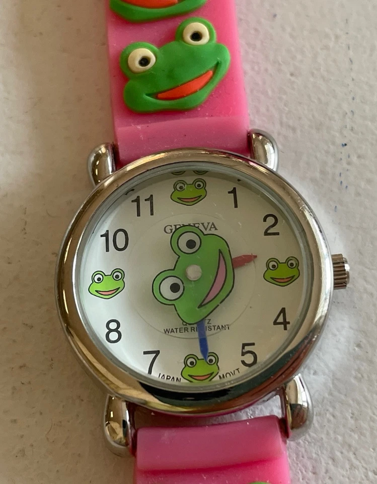 Reloj Geneva Niños Rosa Silicona Banda Ranas Verdes Necesita Batería Nueva Foto 3 de 3