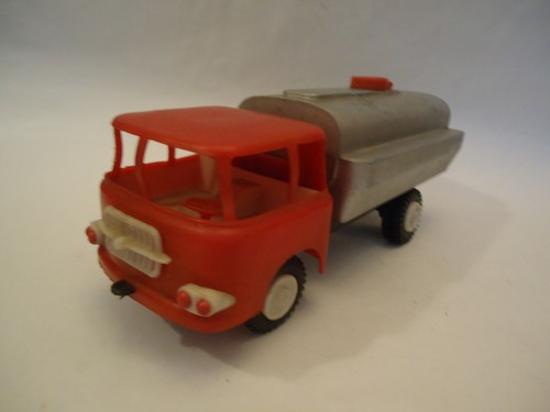 Vintage Red SKODA Plastic Tanktruck Water Tanker Truck Toy - Picture 4 of 12