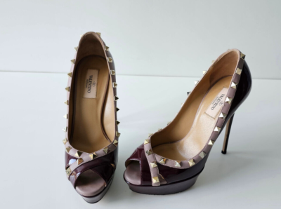 Valentino ダークブラウン ポインテッドトゥ ハイヒール Valentino Wine Red Patent Leather Rockstud Peep Toe Platform Pumps