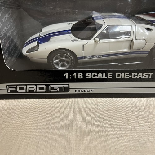 The Beanstalk Group 1:18 Ford GT Concept Car White/Blue 2002 - Picture 2 of 11