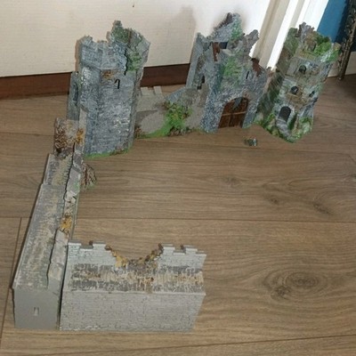 Mittelalterliche Burgruine. Maßstab 1:72.