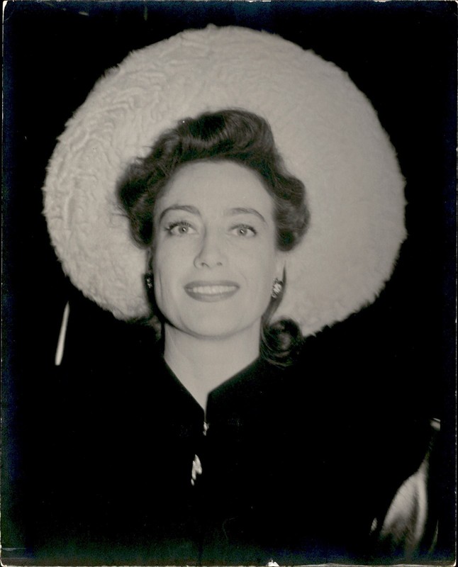 LMPE40 Original Photo 1930s-40s ACTRESS JOAN CRAWFOD IN LARGE FUZZY WHITE HAT